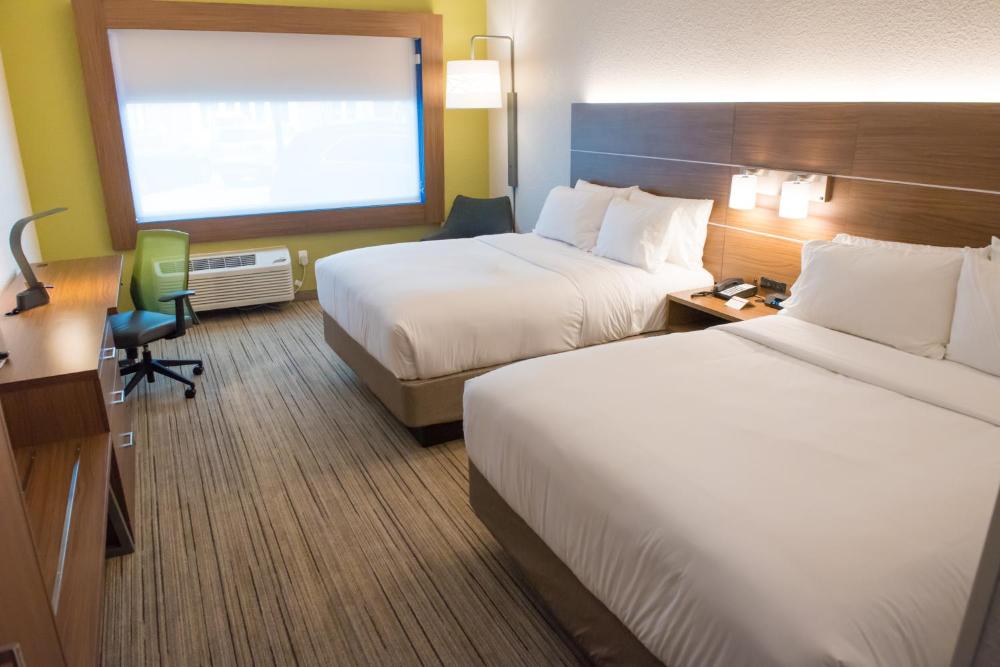 Standard Room with Two Queen Beds interior